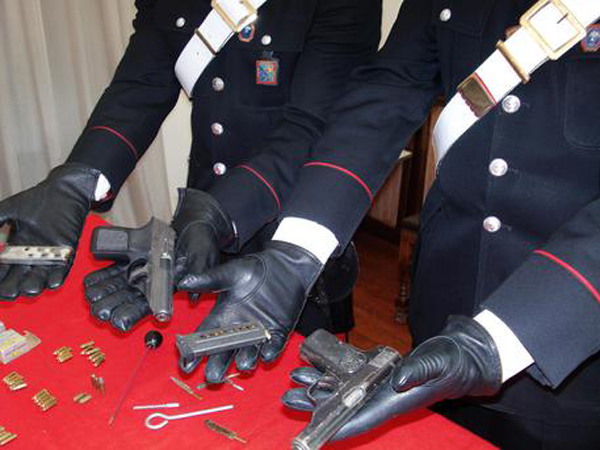 Sequestrate armi da carabinieri a Locri, un arresto 