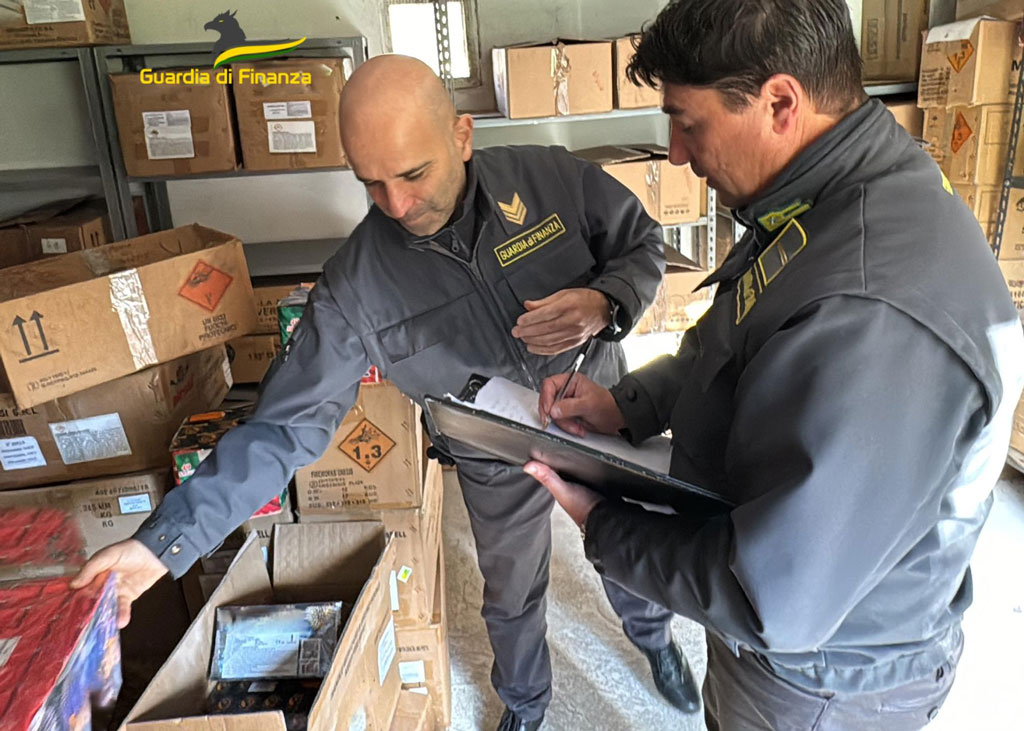 Guardia di finanza sequestra quintali di fuochi d’artificio: denunce nel Vibonese e un arresto a Cosenza