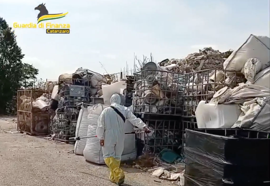 Reati ambientali: sequestrati falegnameria, opificio industriale e discariche abusive nel Lametino - Video