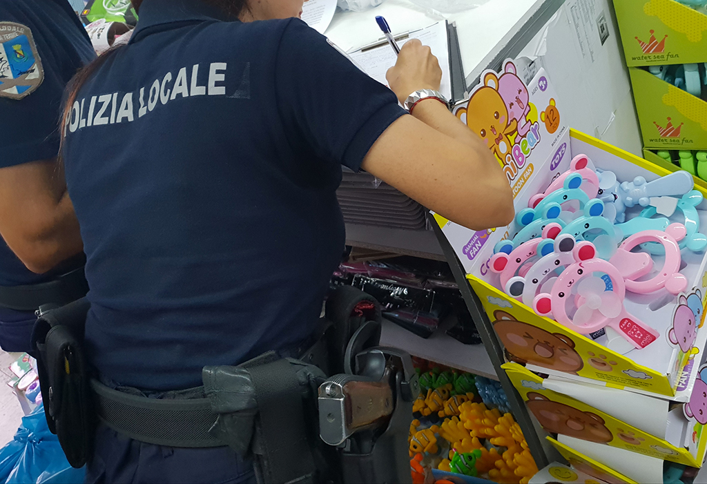 Lamezia, controlli polizia locale nel weekend: sequestrati oltre 3.500 pezzi di merce non a norma