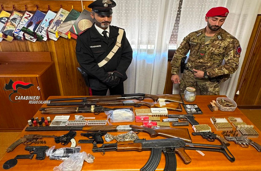 Maxi sequestro di armi e droga a Montebello Ionico: rinvenuti anche un kalashnikov, tritolo e ordigno artigianale -  Video