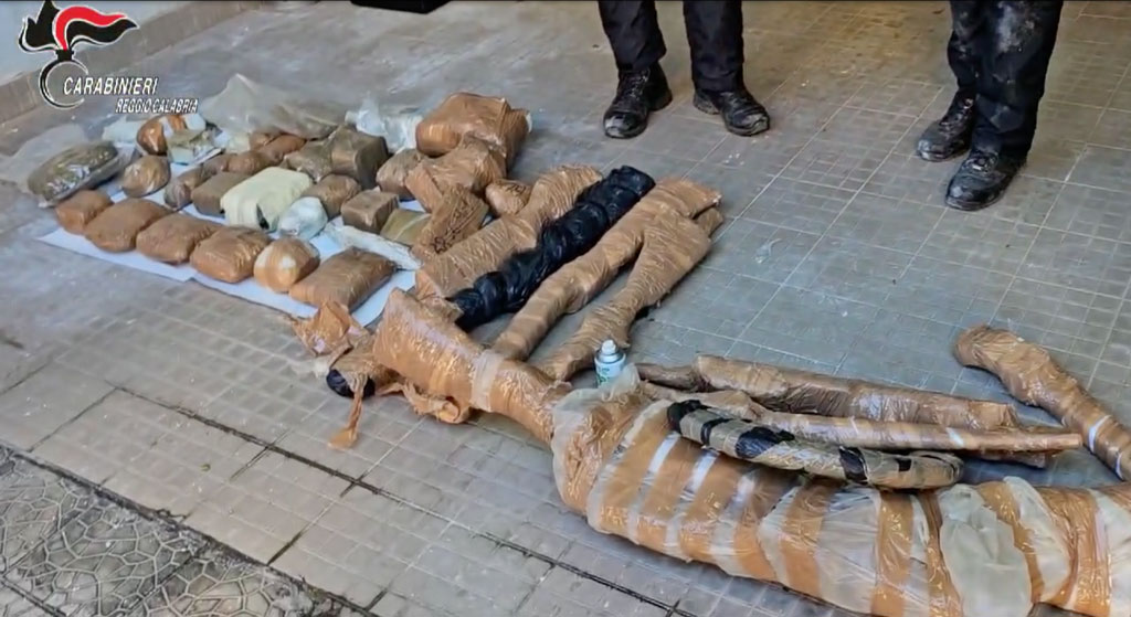 Sgominata rete di armieri nel quartiere di Arghillà a Reggio, colpi esplosi anche in luoghi pubblici: 9 arresti - Video
