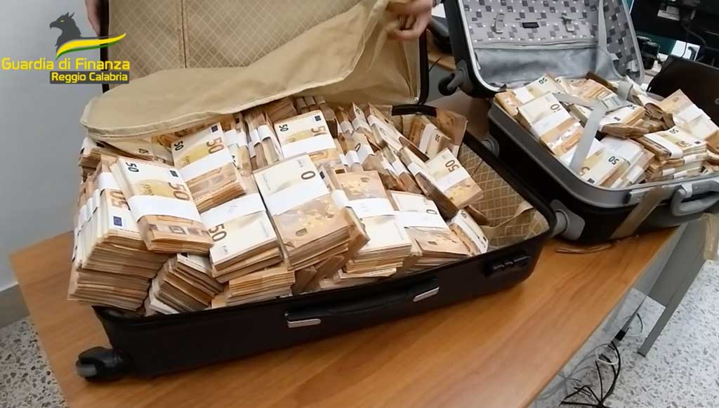 Sequestrati beni ad imprenditore reggino, nascondeva anche oltre 2 milioni in valigie - VIDEO