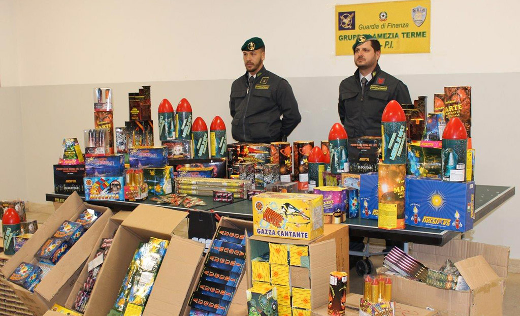 Lamezia, scoperto deposito di botti con 9 quintali di fuochi d'artificio: sequestrati