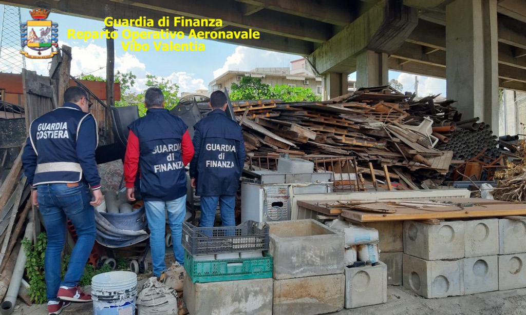 Sequestrata discarica abusiva con rifiuti speciali nel reggino, una denuncia