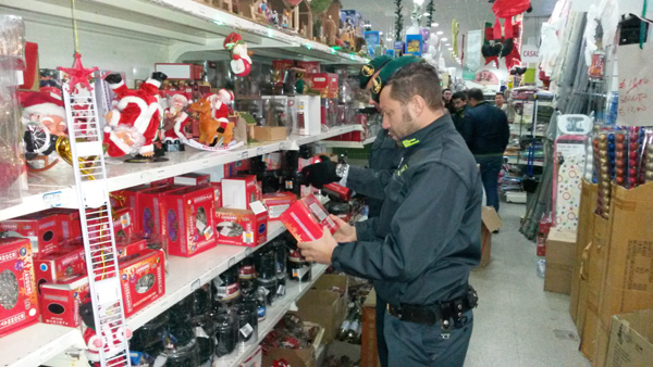 Lamezia: Sequestrate 200.000 luminarie natalizie