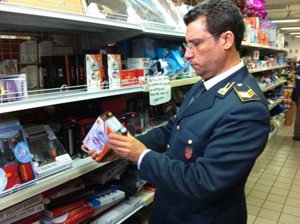 Calabria: Sequestrati 35 mila addobbi e luminarie pericolosi 