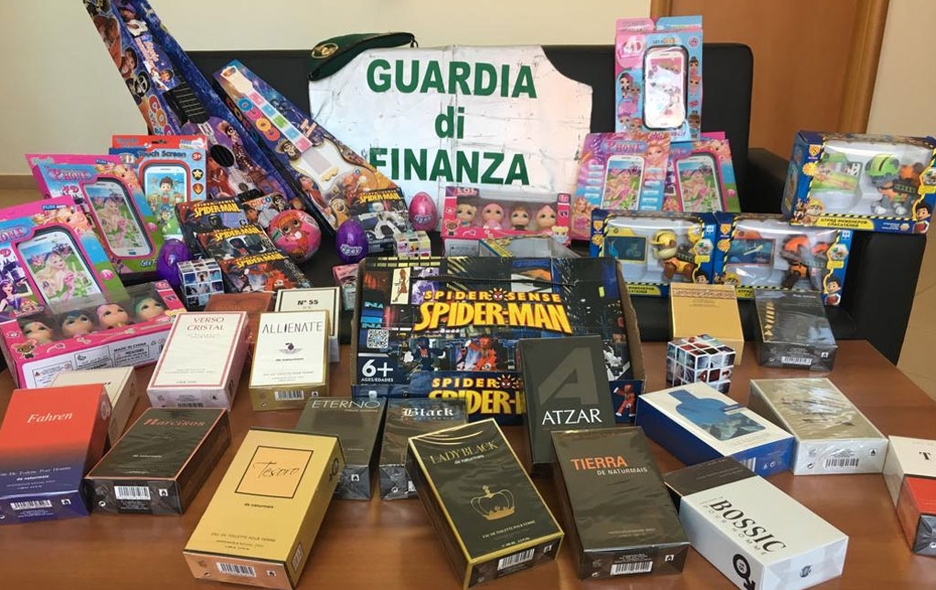 Lamezia, sequestrati personaggi di cartoni animati giocattolo e profumi contraffatti: denunciato titolare