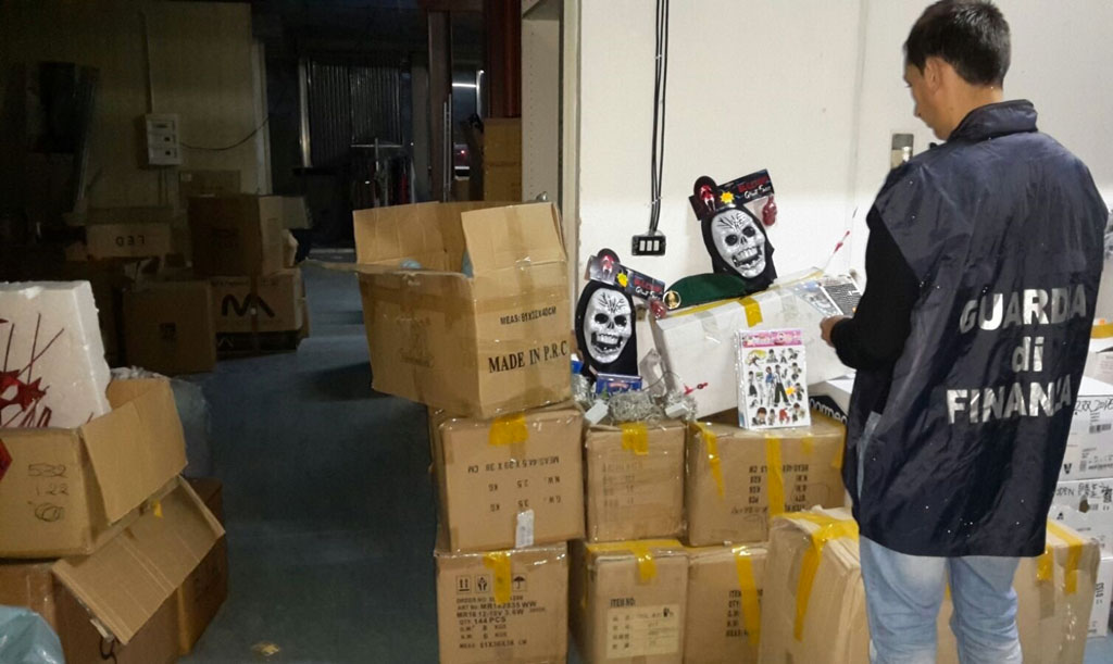 Operazione China-Halloween: sequestrati 1,5 milioni di prodotti pericolosi nel cosentino - VIDEO