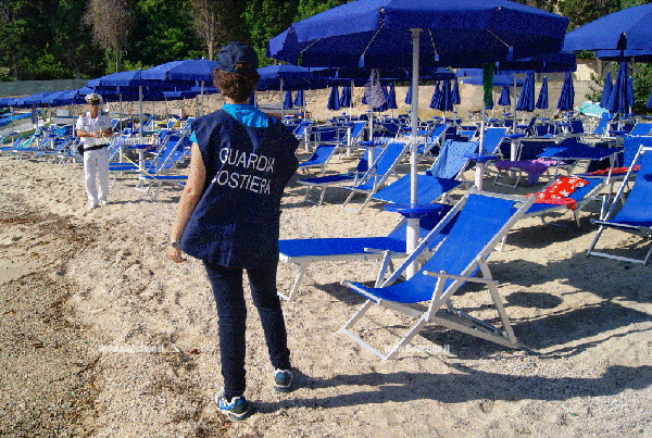 Calabria: Sequestrati sdraio ed ombrelloni a due stabilimenti balneari a Briatico