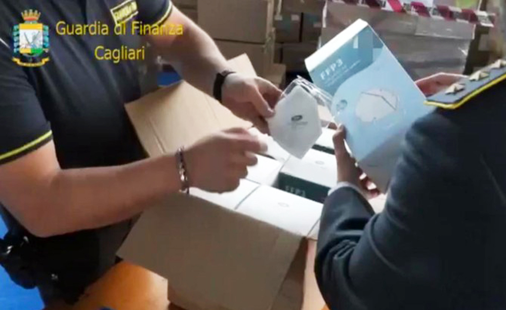 Sequestrate 2 milioni di mascherine illegali in Sardegna, arresto imprenditore calabrese