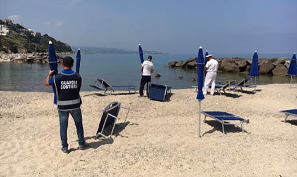 Sequestrati ombrelloni e lettini abusivi a Pizzo 
