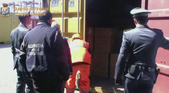 Sequestrati 38 kg cocaina nascosta in container banane al porto di Gioia Tauro