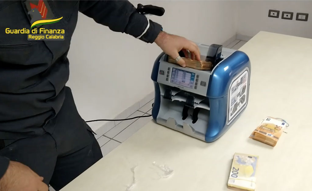 Omesso versamento di ritenute fiscali a dipendenti, sequestrati 1,4 milioni a imprenditore nel Reggino - Video
