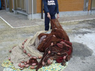 Calabria: Guardia costiera sequestra reti illegali per pesca novellame