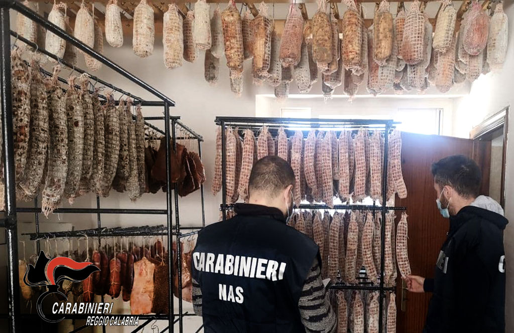 Allestisce salumificio in casa senza autorizzazione, sequestrati circa 600 kg di carne a Reggio