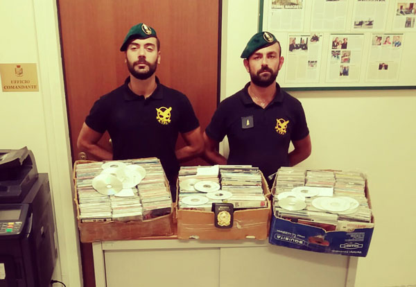 Sequestrati 1000 cd nel vibonese, sanzione ad ambulante