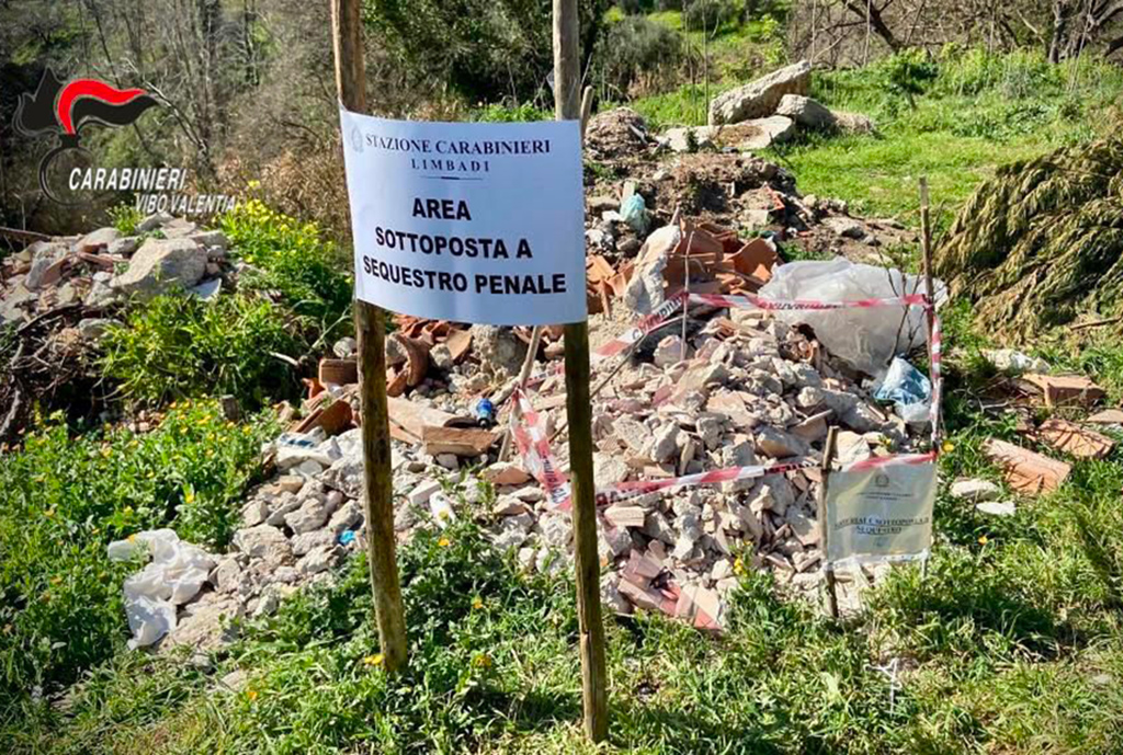 Sversamento illecito di rifiuti nel Vibonese, segnalato presunto autore e area posta sotto sequestro