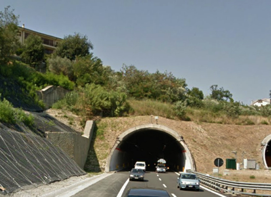 Calabria: A3, furto attrezzature elettriche lascia al buio svincolo Cosenza Sud e galleria "Serra Spiga" 