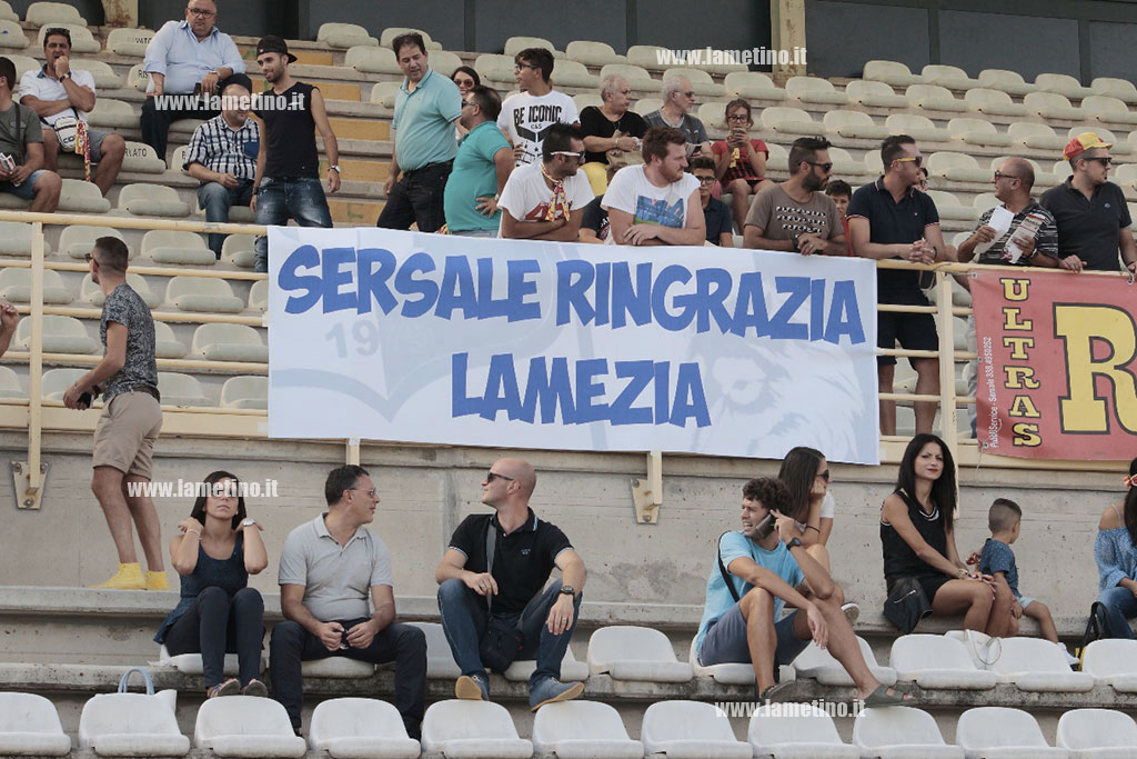 Lamezia, lo striscione dei tifosi del Sersale al D'Ippolito