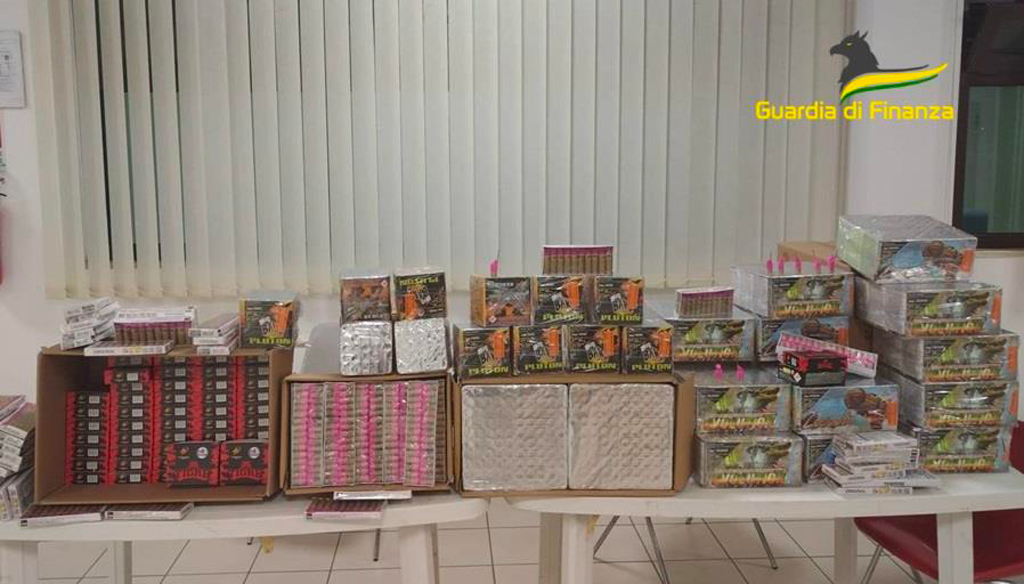 Sequestrate oltre 11 tonnellate di fuochi d’artificio a Cosenza, sei denunce - Video