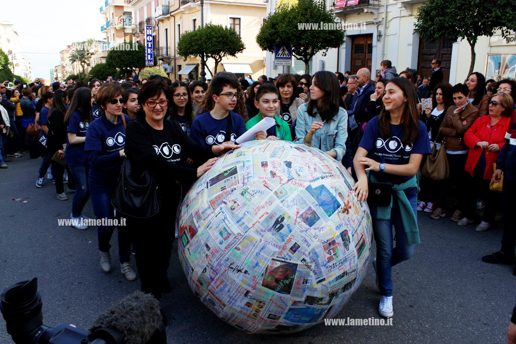 Lamezia, passeggiata con la sfera del rispetto conclude progetto "Rebirth" per le scuole