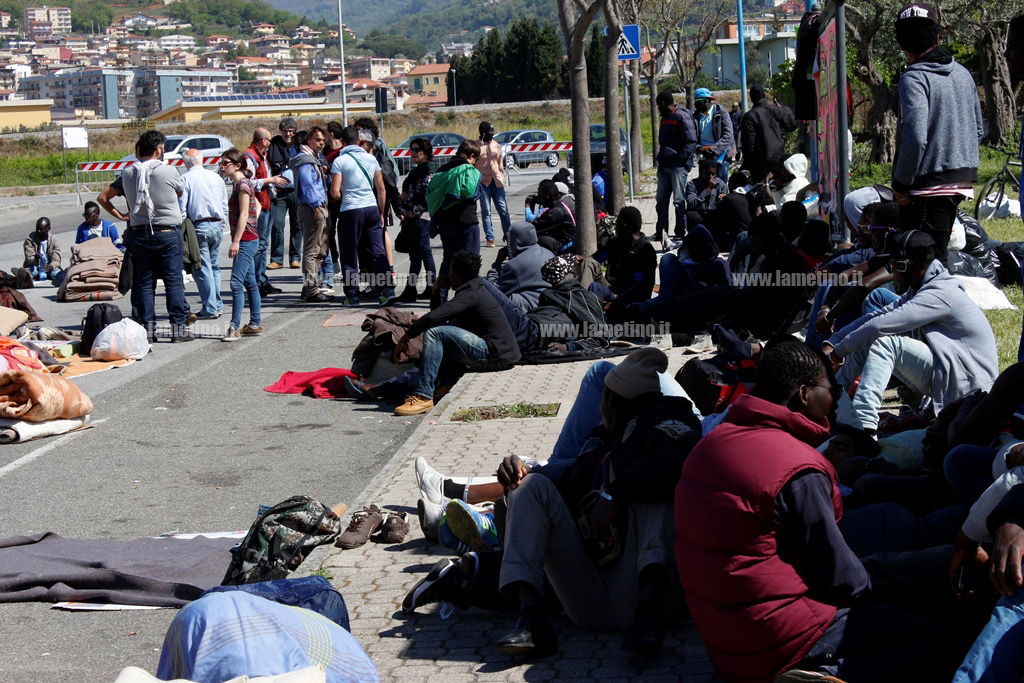sgombero-protesta-immigrati_4.jpg