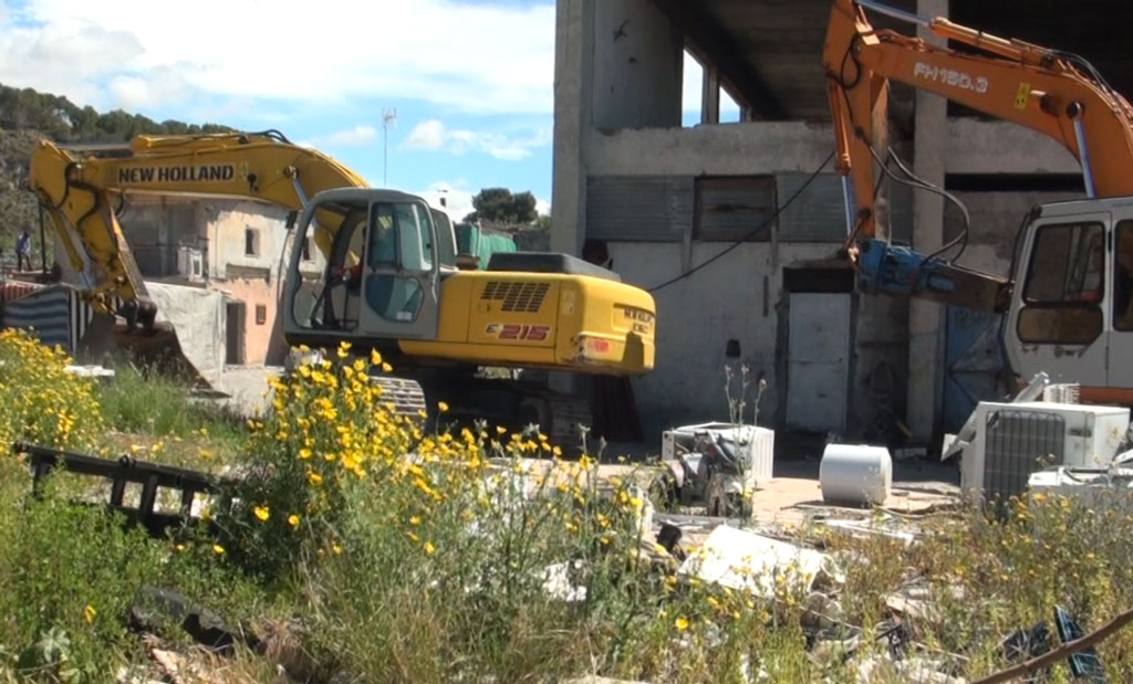 A Melito Porto Salvo forze dell'ordine sgomberano insediamento rom abusivo