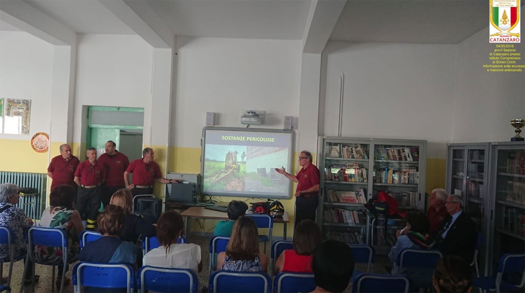 Lezione di sicurezza per i docenti dell'istituto Comprensivo di Simeri Crichi con l'Associazione Nazionale Vigili del Fuoco