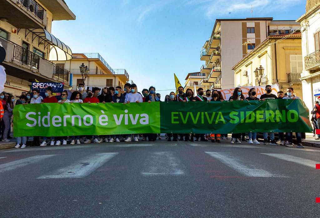 In tanti in piazza a Siderno dopo escalation di episodi intimidatori
