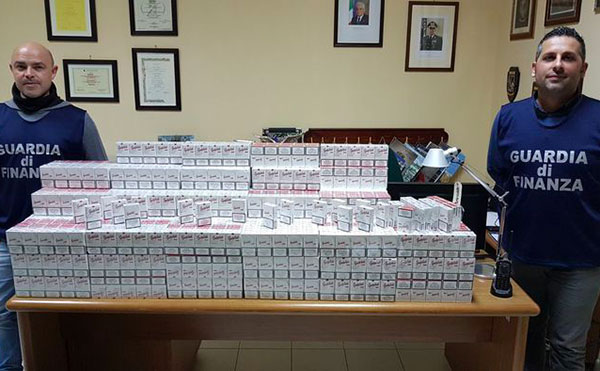 Trovato con 40 kg di sigarette ai traghetti di Villa San Giovanni, obbligo di firma per 24enne