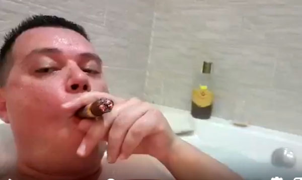 In vasca con sigaro e whisky: video candidato della Lega in Calabria spopola sul web