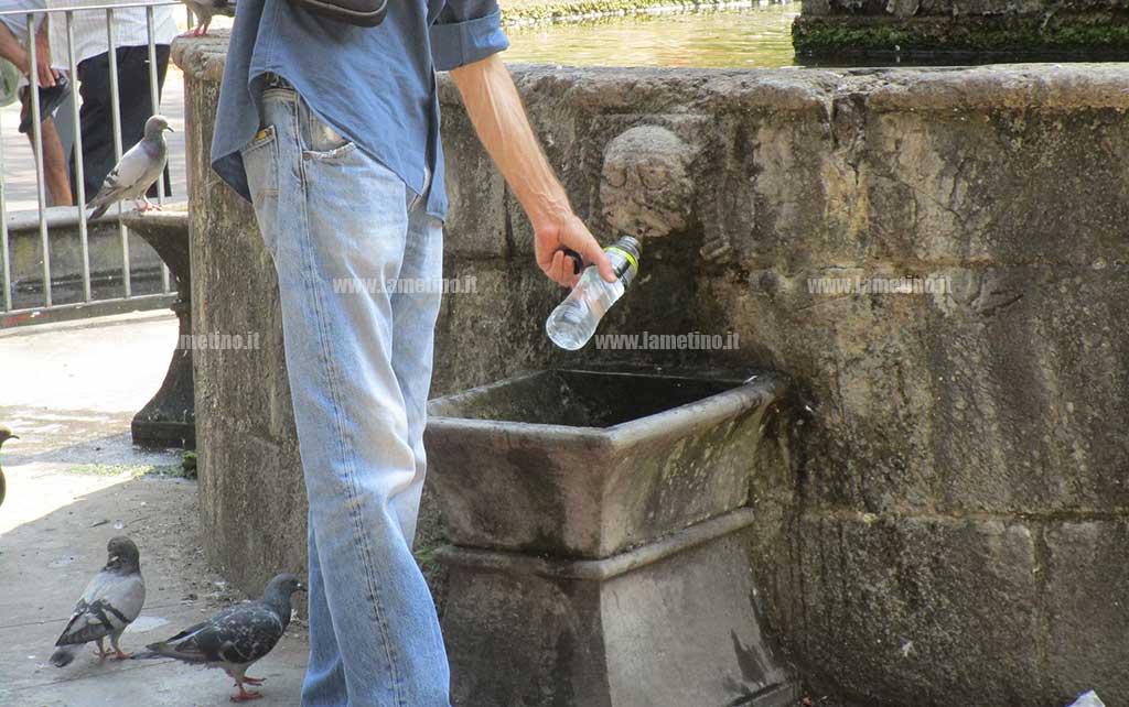 signore-prende-acqua-piazza-Mazzini2.jpg