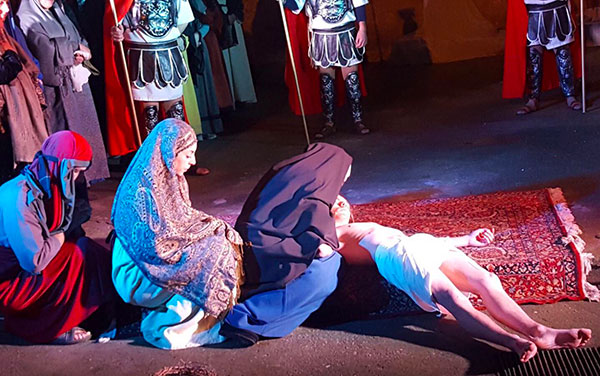 Simeri Crichi ripropone la via crucis che rianima il borgo: cento interpreti e figuranti