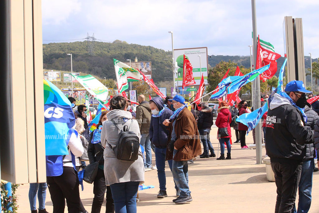 Protesta dipendenti Carrefour, sindacati raggiungono accordo su cassa integrazione straordinaria
