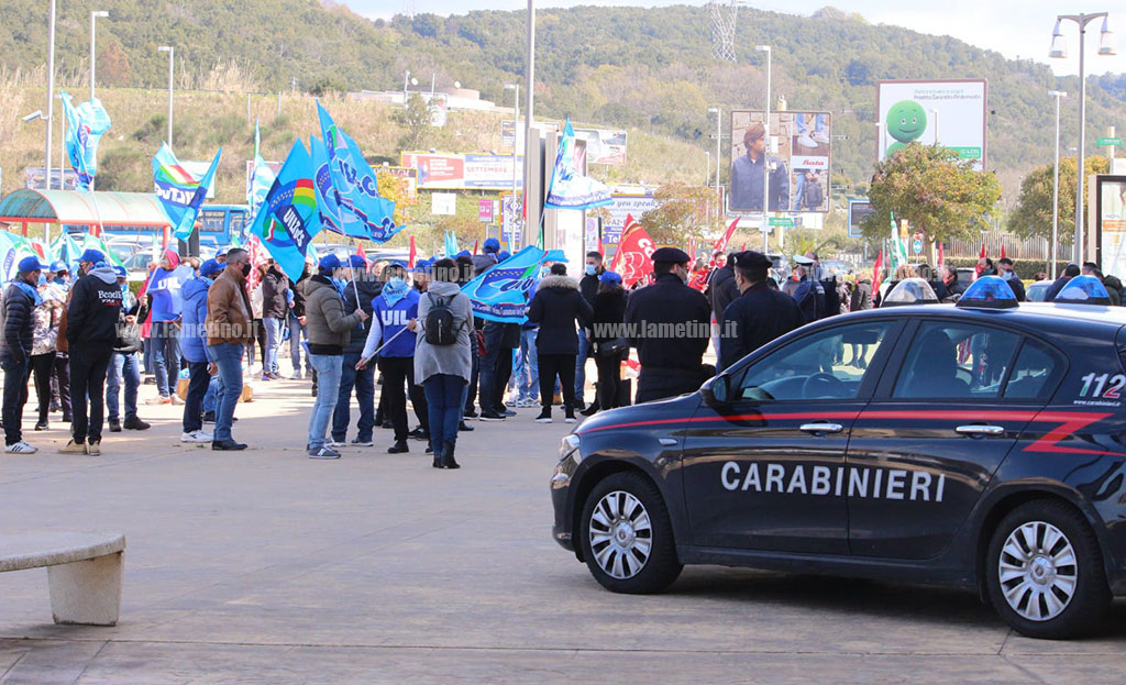 Dipendenti Carrefour in protesta davanti centro commerciale di Maida: "Vogliamo risposte concrete su nostro futuro"
