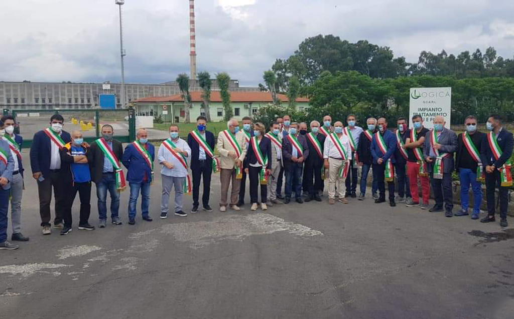 Rifiuti, sindaci del Vibonese in protesta davanti all'impianto di San Pietro lametino