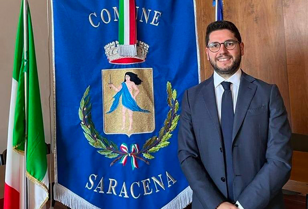 Covid, sindaco di Saracena chiude le scuole e chiede scusa ai bambini: "È un fallimento per tutti"