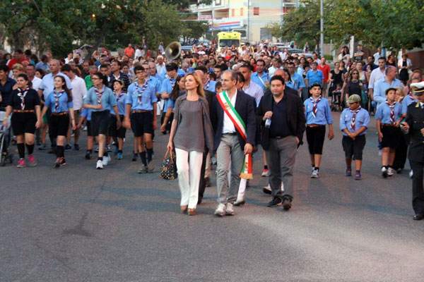 sindaco-moglie-processione.jpg