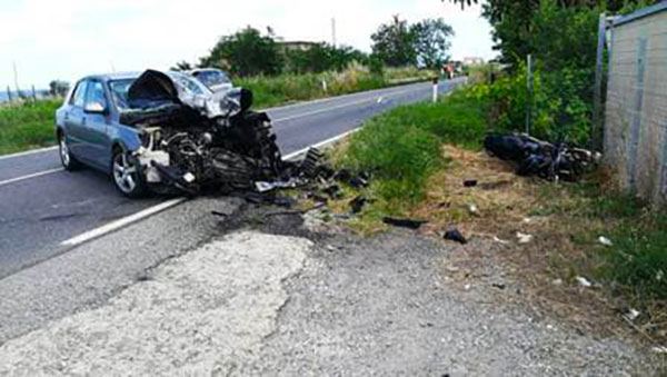 Scontro tra auto e moto sulla SS 106 nel cosentino, centauro 30enne perde la vita