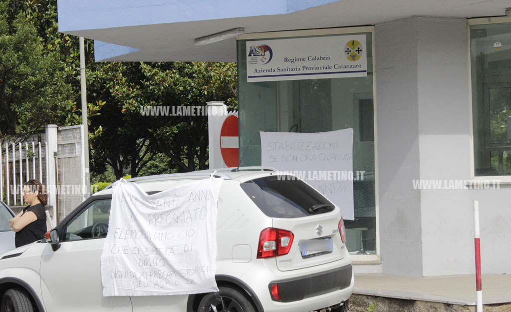 Lamezia, sit-in di protesta dei precari dell'Asp all'ospedale: "Tante promesse ma nessuna certezza su stabilizzazione"