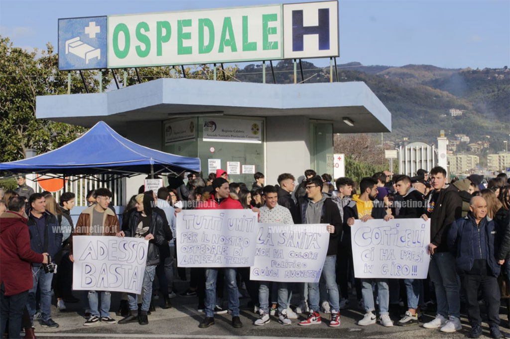 sit-in-giu-le-mani-dall-ospedale-lamezia-1312020.jpg