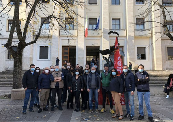 Lavoro, in 400 attendono pagamento stipendi: sit in a Cosenza