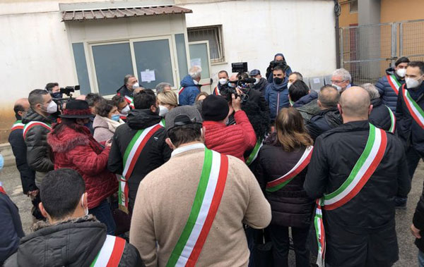 Sit-in sindaci vibonesi contro trasferimento vaccini a Reggio