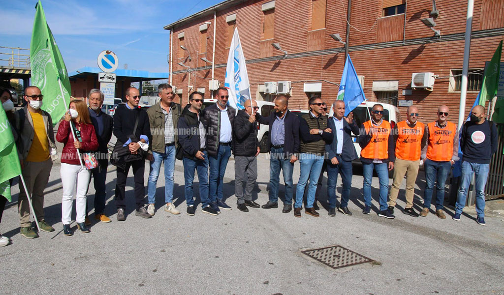 Lamezia, sit-in dei sindacati di polizia dopo aggressioni agenti Polfer: "Potenziare il presidio"