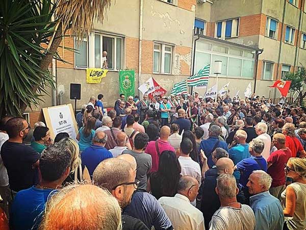 Sit-in davanti ospedale Polistena: "No chiusura reparti pediatria e ginecologia"