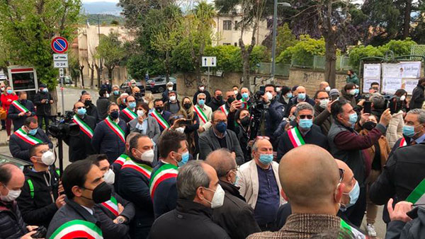 Covid, sit-in dei sindaci davanti l'ospedale di Cosenza: "Intervenire, basta immobilismo"