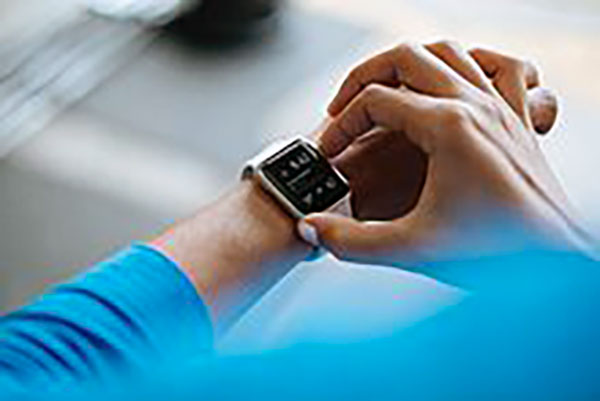 Smartwatch gli segnala forte tachicardia, 33enne salvato grazie a medico lametino