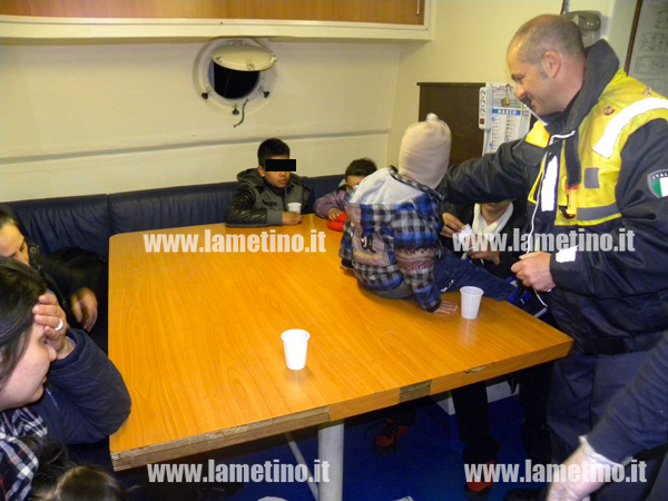 soccorsi-gdf-immigrati-barconeb-bambini.jpg