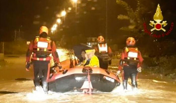 Maltempo: anziani isolati nel crotonese, soccorsi dai Vigili del Fuoco 